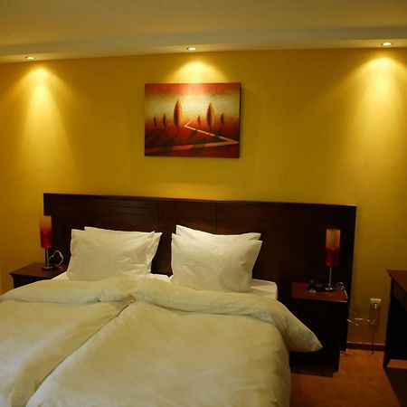 Garni Hotel Contact ベオグラード エクステリア 写真