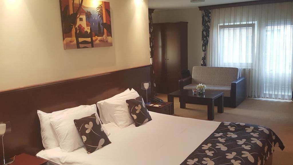 Garni Hotel Contact ベオグラード エクステリア 写真