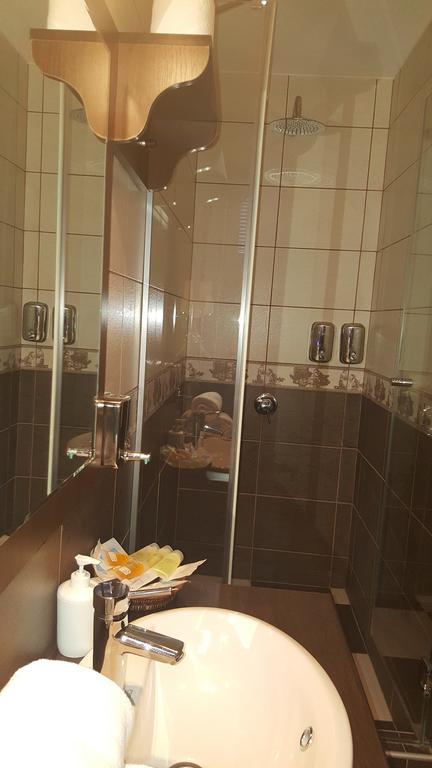 Garni Hotel Contact ベオグラード エクステリア 写真