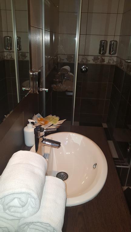 Garni Hotel Contact ベオグラード エクステリア 写真
